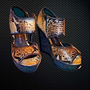 Rock & Republic Dylan faux Snakeskin Wedges Size 10